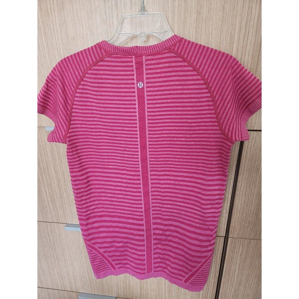Lululemon Swiftly Tech Shortsleeve Crew Shirt in Heathered Berry Rumble Stripe M